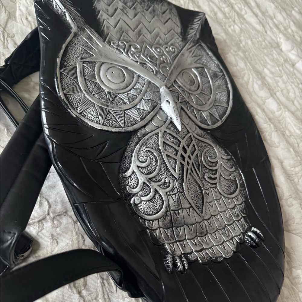Black and Silver Owl Backpack - Picture 4 of 5